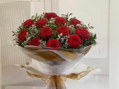 12 Stunning Large Headed long stem red roses with Gypsophila